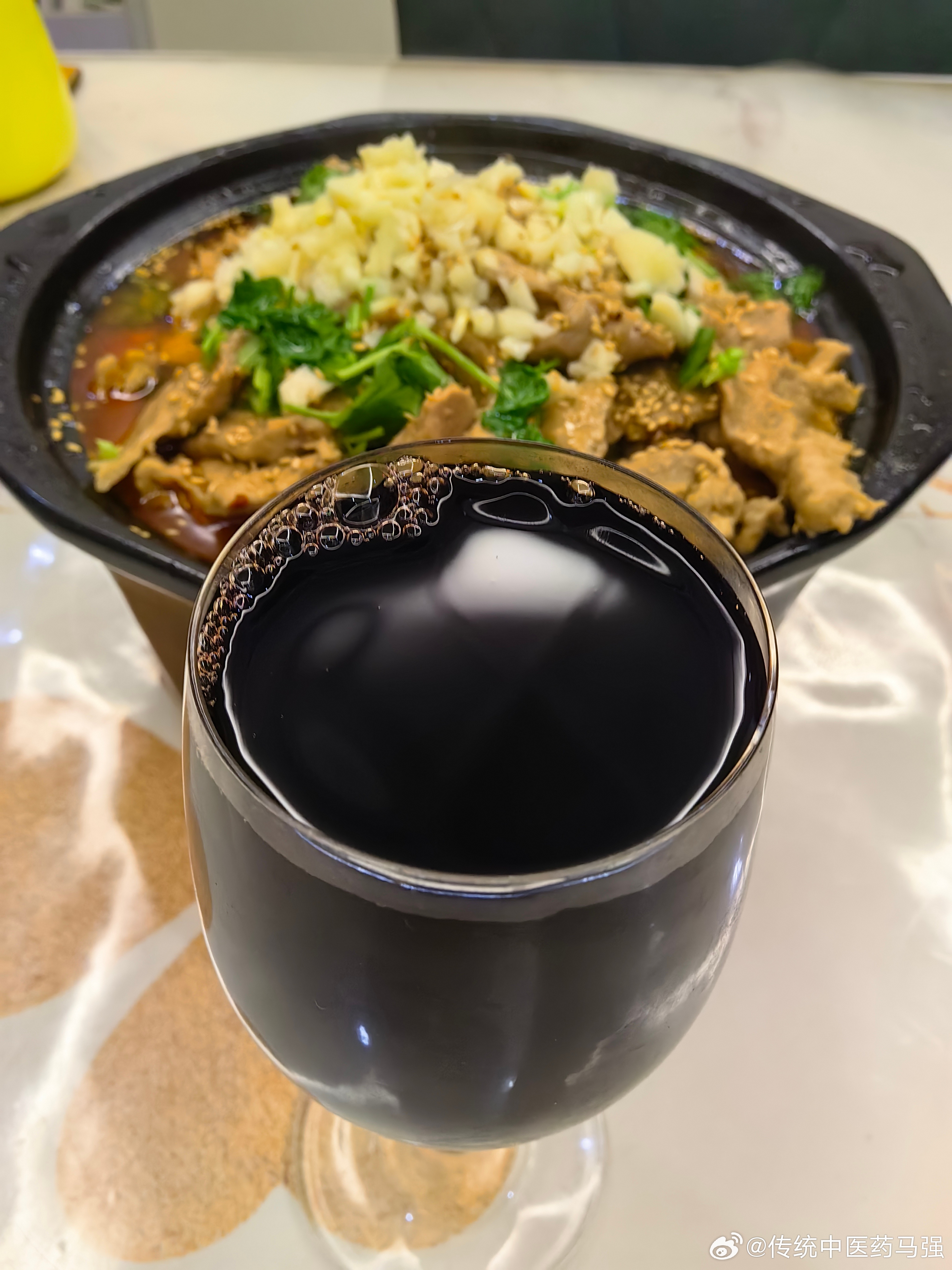 薄酒一杯解尘烦，平生多少憾，都随醉意散。 ​​​