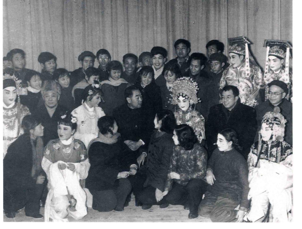 周恩来总理如何评价《水浒》中的潘金莲和武松？他说：潘金莲不是一个反封建的典型，武