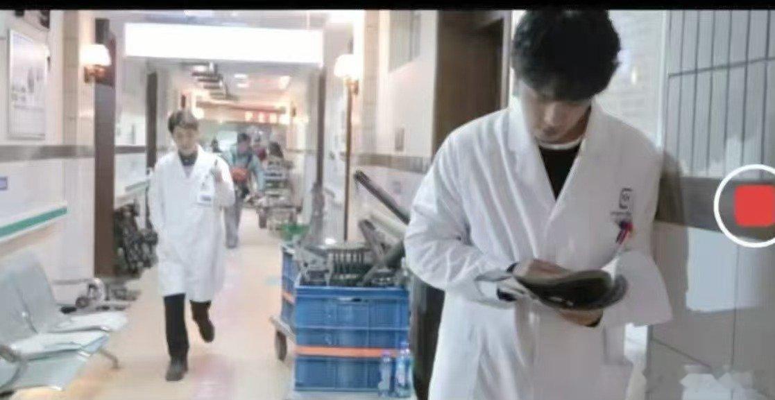 小城良方演员都偷偷在肖战背后比赞肖战就这样被大广告牌雷一大跳 小城良方片场日常也