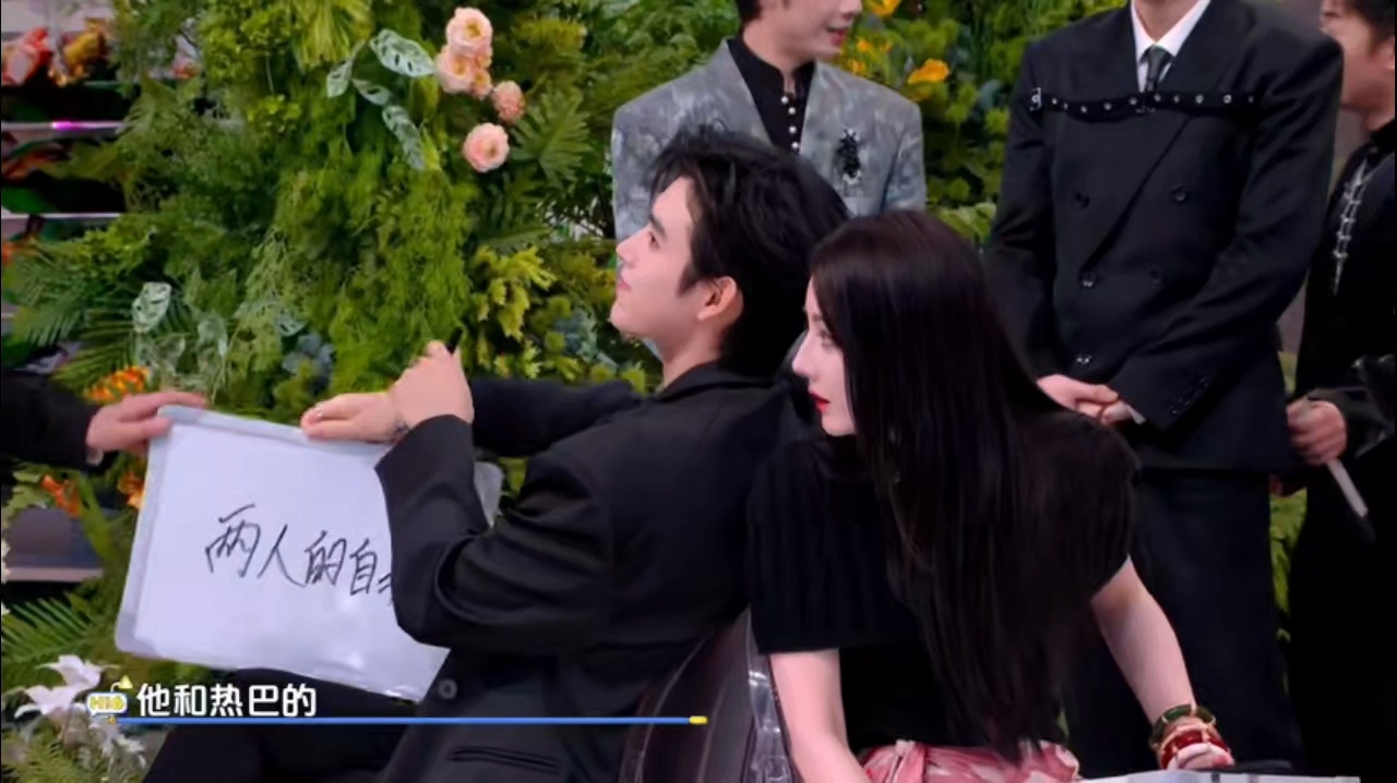 迪丽热巴陈飞宇是懂对答案的被问难题热巴立刻小声求助，飞宇有求必应悄悄递答案，当场