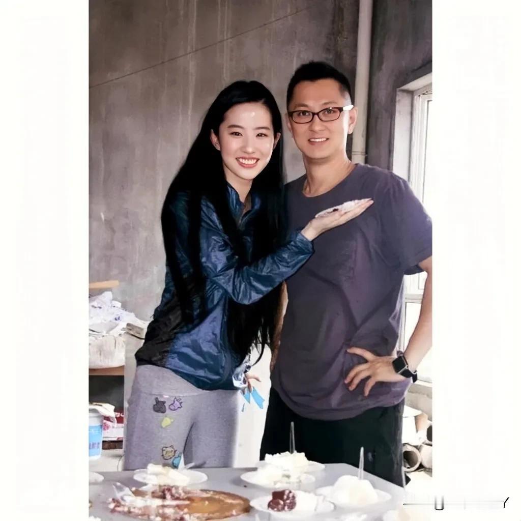 2011年24岁的刘亦菲，真美！而他旁边这位英俊帅气的男子是谁？有认识的吗