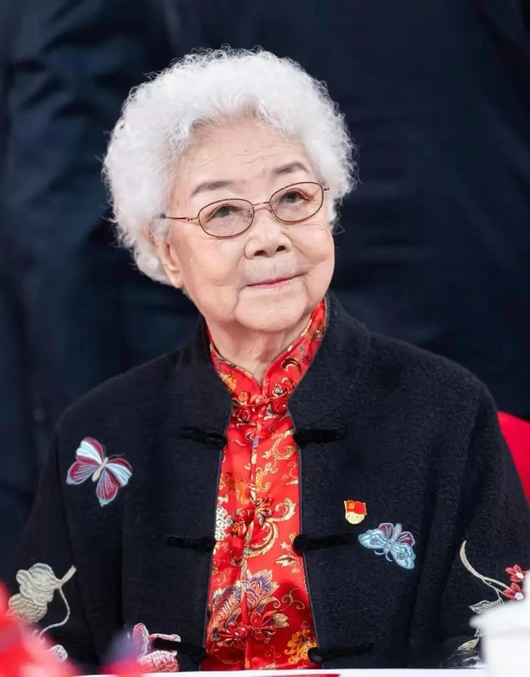 出席今年百花迎春晚会的电影表演艺术家
田华 王晓棠 张勇手 陶玉玲，都是八一厂的