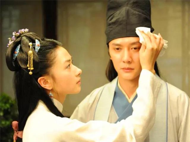 经典幽默笑话：【 必定登门迎娶 】
         一个上京赶考的穷书生到破庙