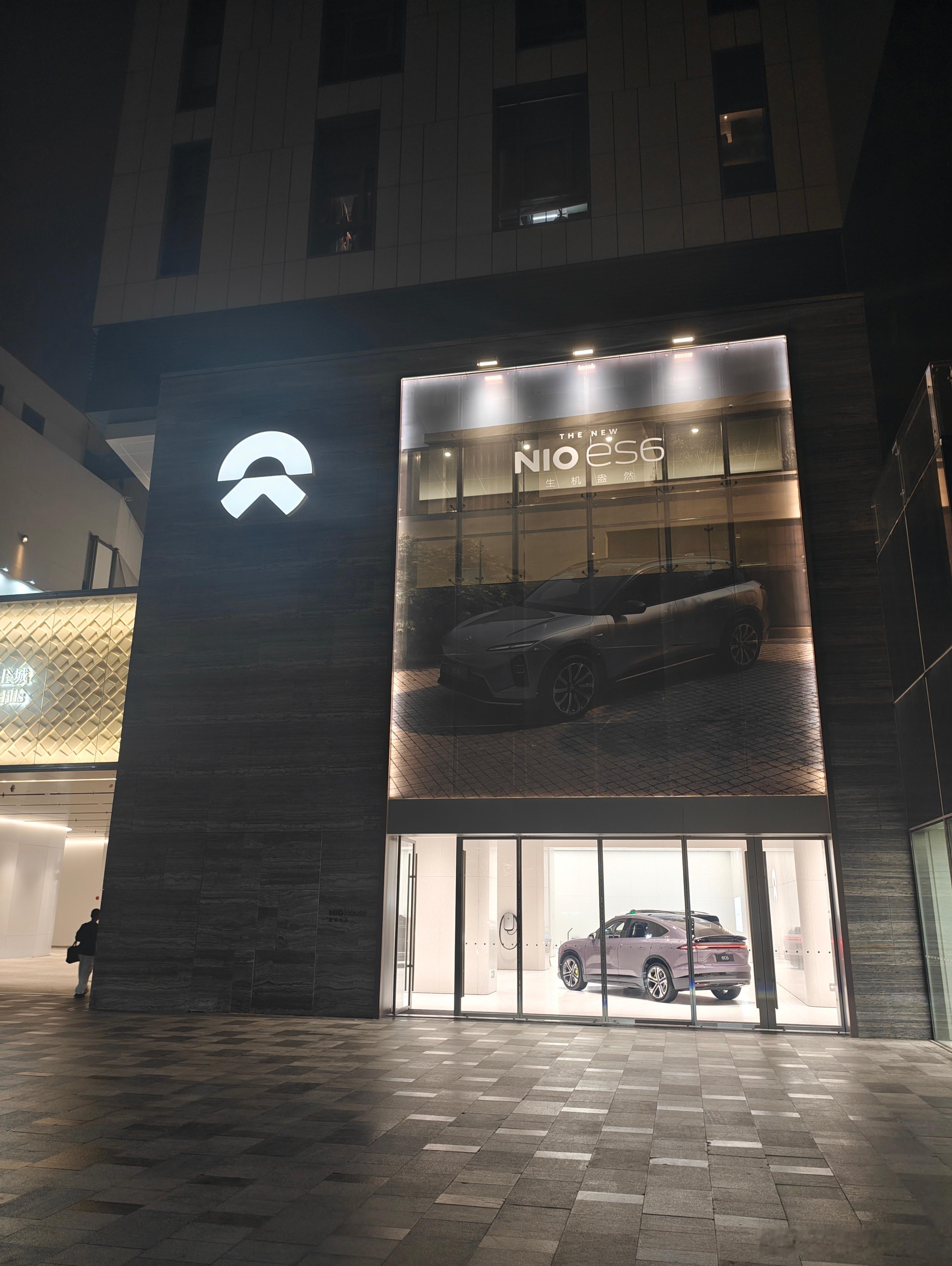 第1次看到白色的et9，这个颜色还不错，白色尤其显大，真的有点低趴版suv的感觉