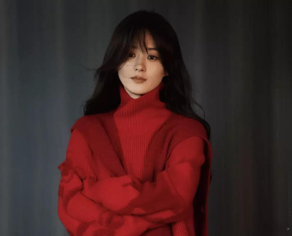 分享娱乐分享娱乐 赵丽颖穿红色毛衣气质温柔 松弛姿态裹满冬日暖意 