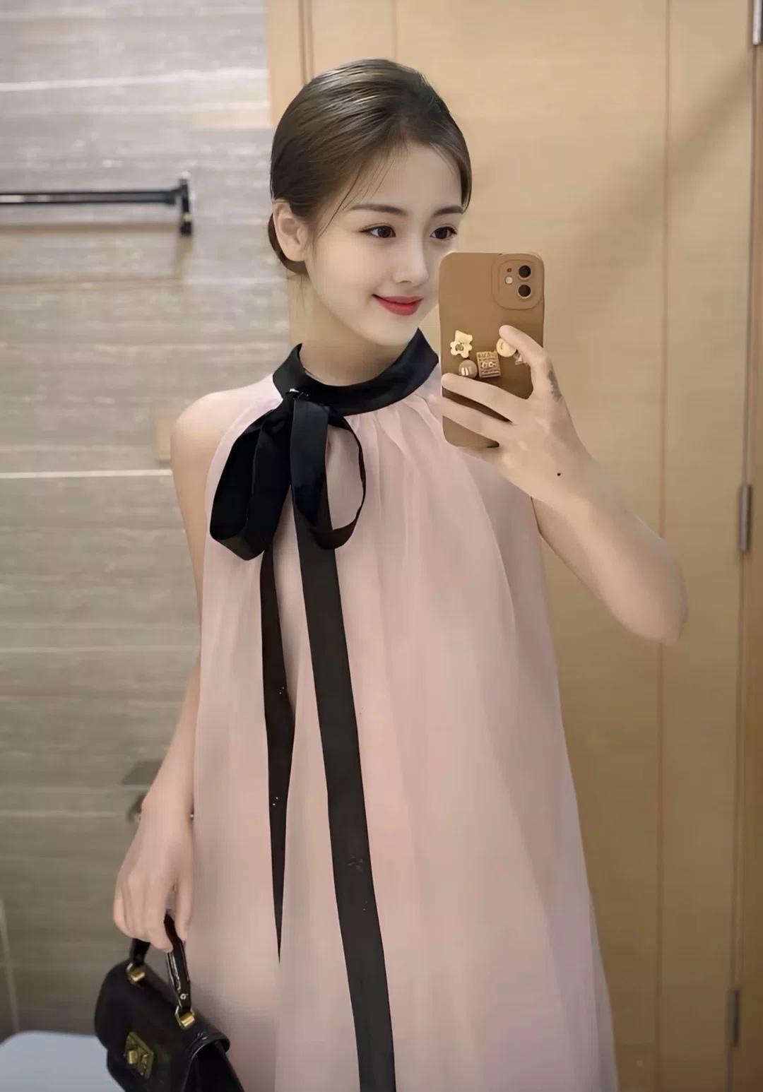优雅黑丝带，粉色连衣裙，时尚自拍，气质满满！💕📸
把手机举到和裙摆同温，黑缎
