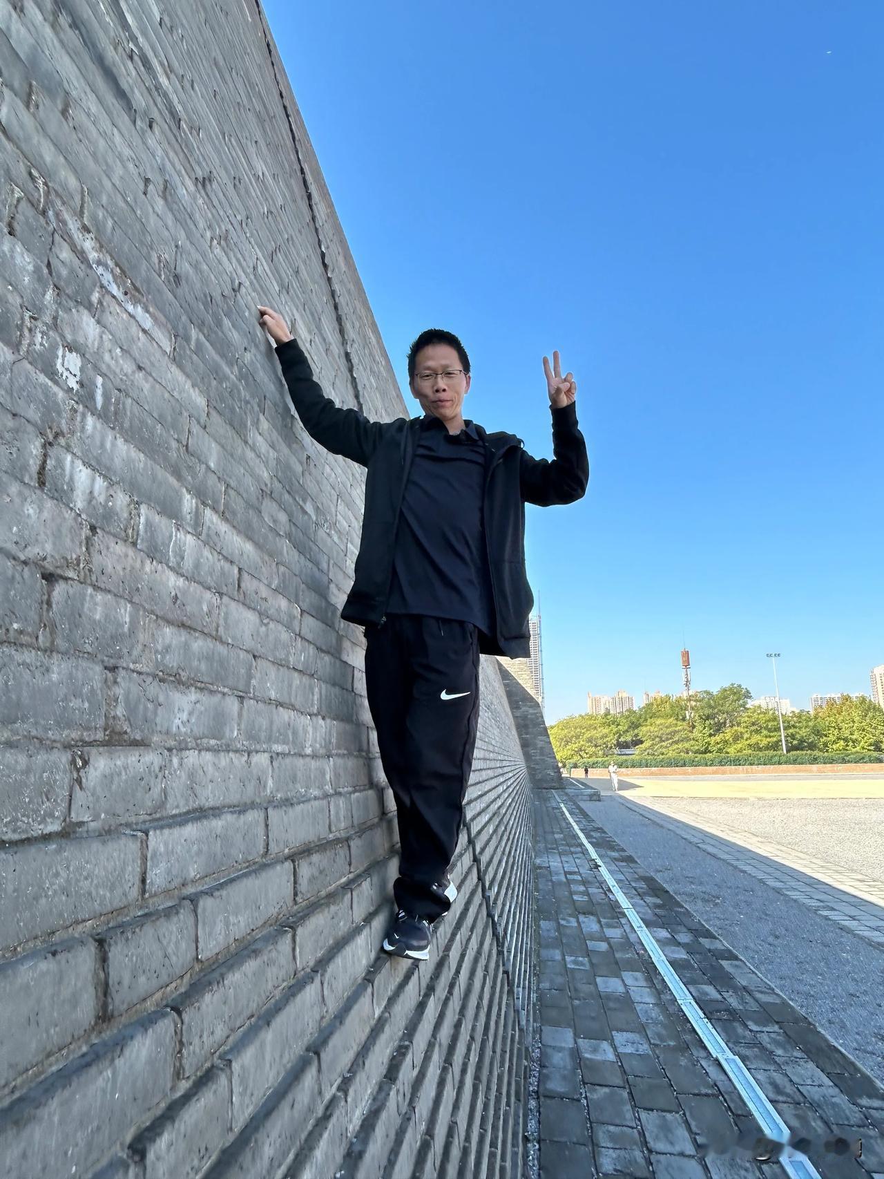 你今日所受之苦，
所吃之亏，所担之责，所忍之痛，
最终都会化为光，
照亮你的路。