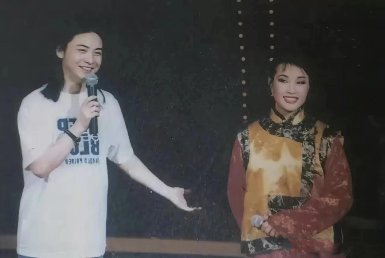 刘晓庆表演她的拿手节目，与她一起表演的两个男的是谁？
图二像是王洁实
图一一点认