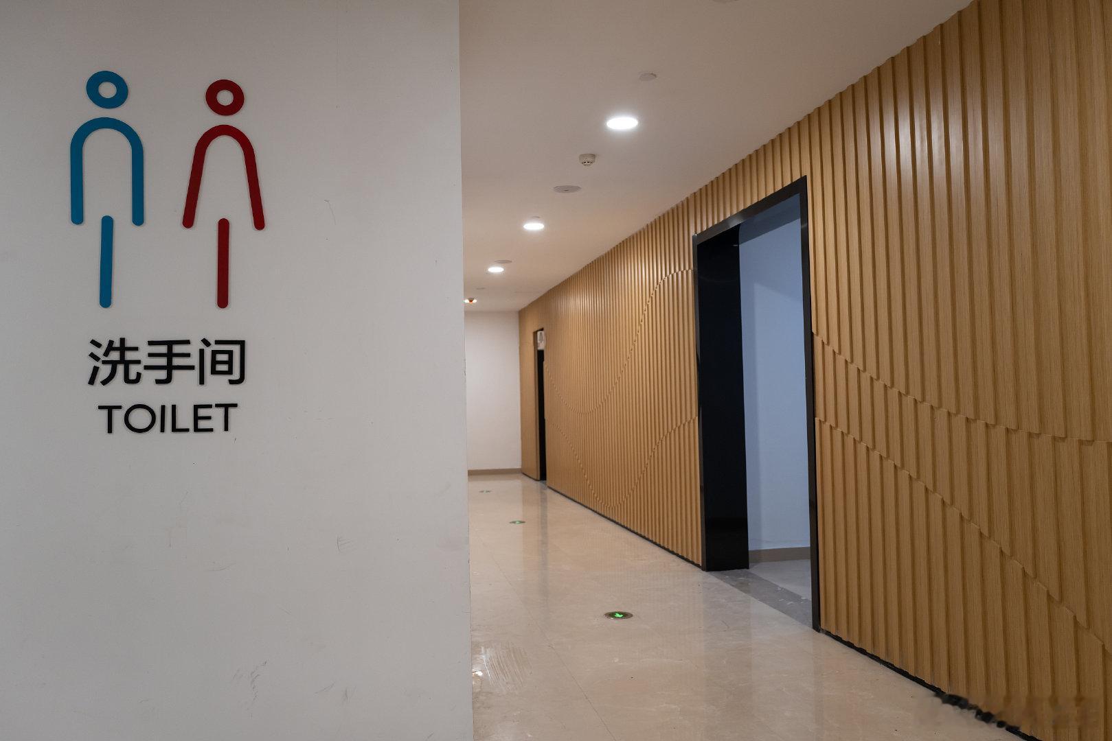 【厕所感应冲水真的卫生吗，边上厕所边冲水有什么危害】4月23日，谁发明的厕所感应