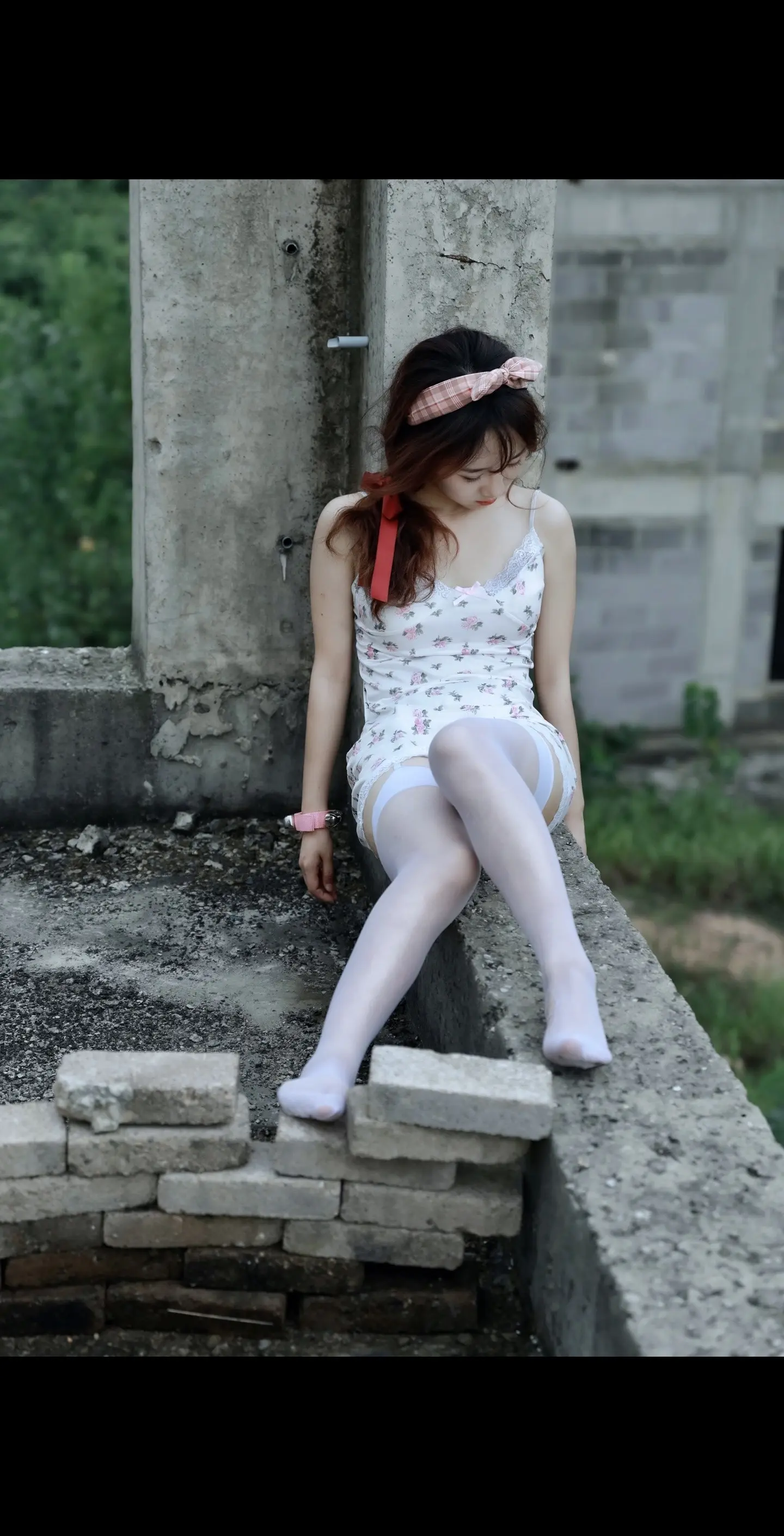 少女的灵魂低语。《废墟情绪写真》 既想挣扎离开这个地方， 又想一个人就...