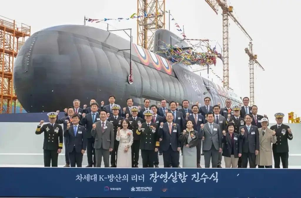 韩国韩华海洋船厂举行了“蒋英实”号（SS-087）常规潜艇的下水和命名典礼。该潜