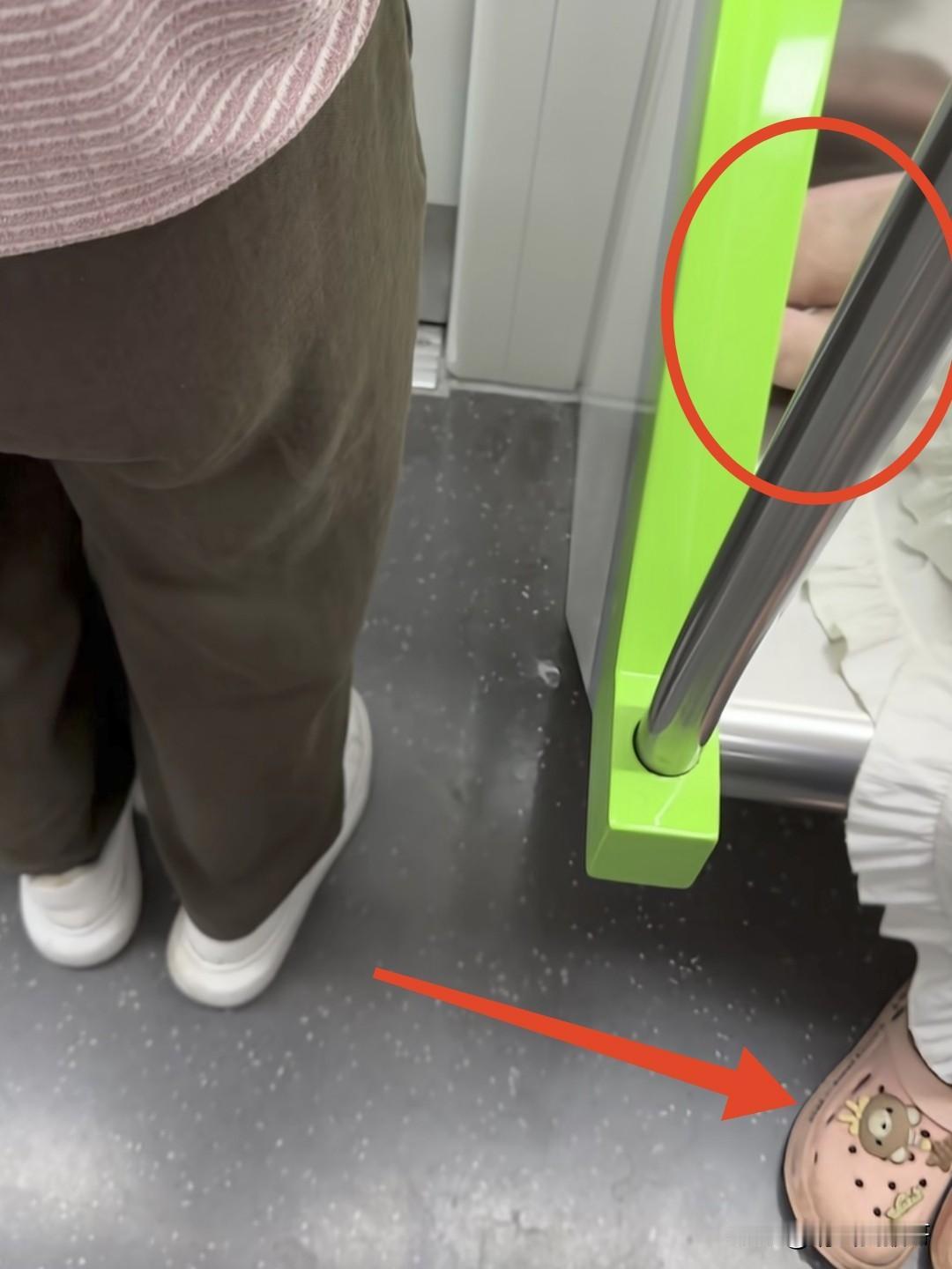 一网友乘坐地铁时，发现一女子脱了鞋子躺在座椅上，而车厢里还有很多站着没座位的人，