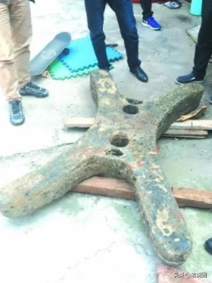 2008年7月，南京一位渔民将一块大磁铁扔进了秦淮河，希望能吸上点破铜烂铁，没曾