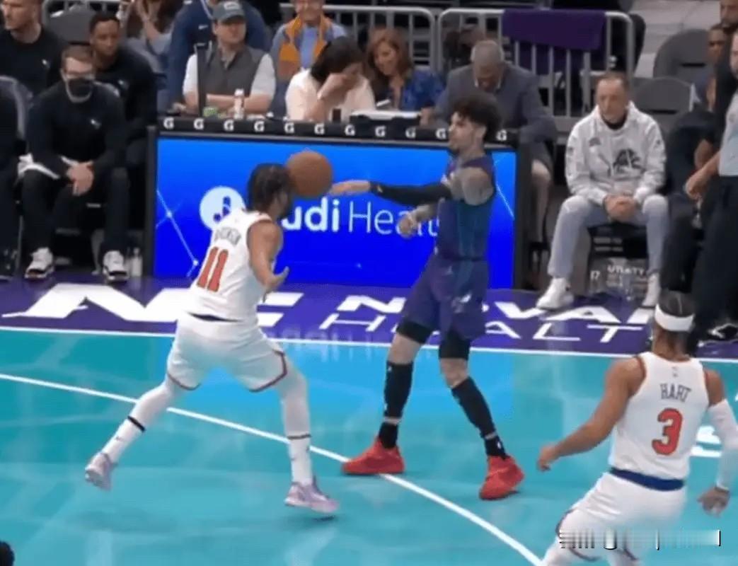 尼克斯以116-91战胜黄蜂。

本场比赛中，拉梅洛-鲍尔一次不看人传球时直接砸