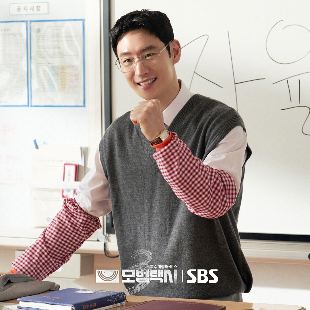 SBS新金土剧 公开 剧照。该剧改编自同名网漫，讲述蒙着神秘面纱的出租车公司彩虹