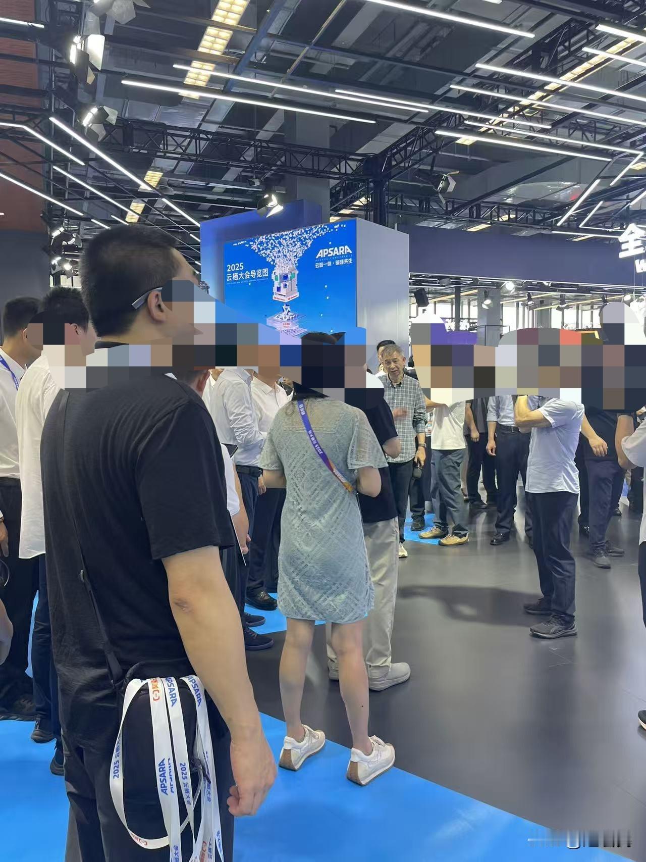 在2025年云栖大会现场看到了阿里云创始人王坚，他好爱穿格子衫啊，发型也是最天然
