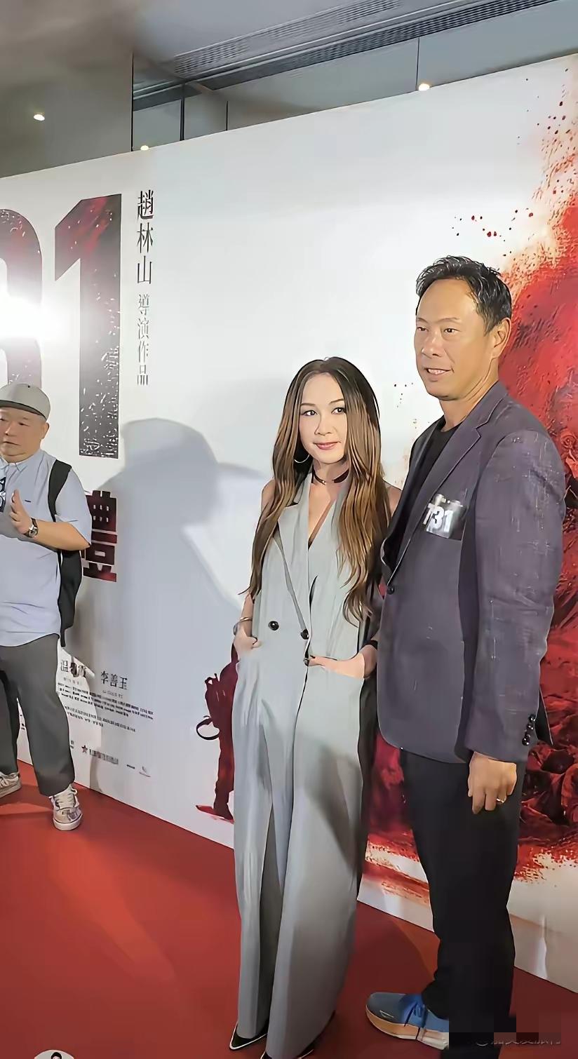 天啊，我都替温碧霞尴尬了！

这长发披肩的发型是焊在头上了吗？

不管啥场合、啥