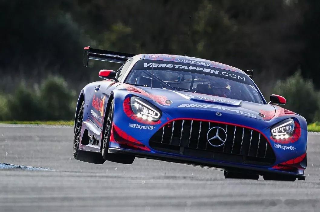 有消息称，奔驰正努力PUSH纽伯格林24小时耐力赛的档期和F1错开。这样维斯塔潘