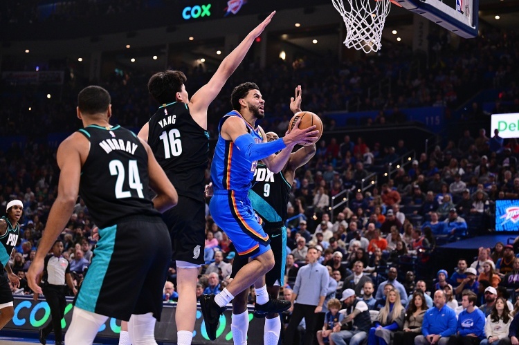 杨瀚森对雷霆表现：8分4篮板3助攻1断1帽3/11 三分1/6出场时间17分钟是