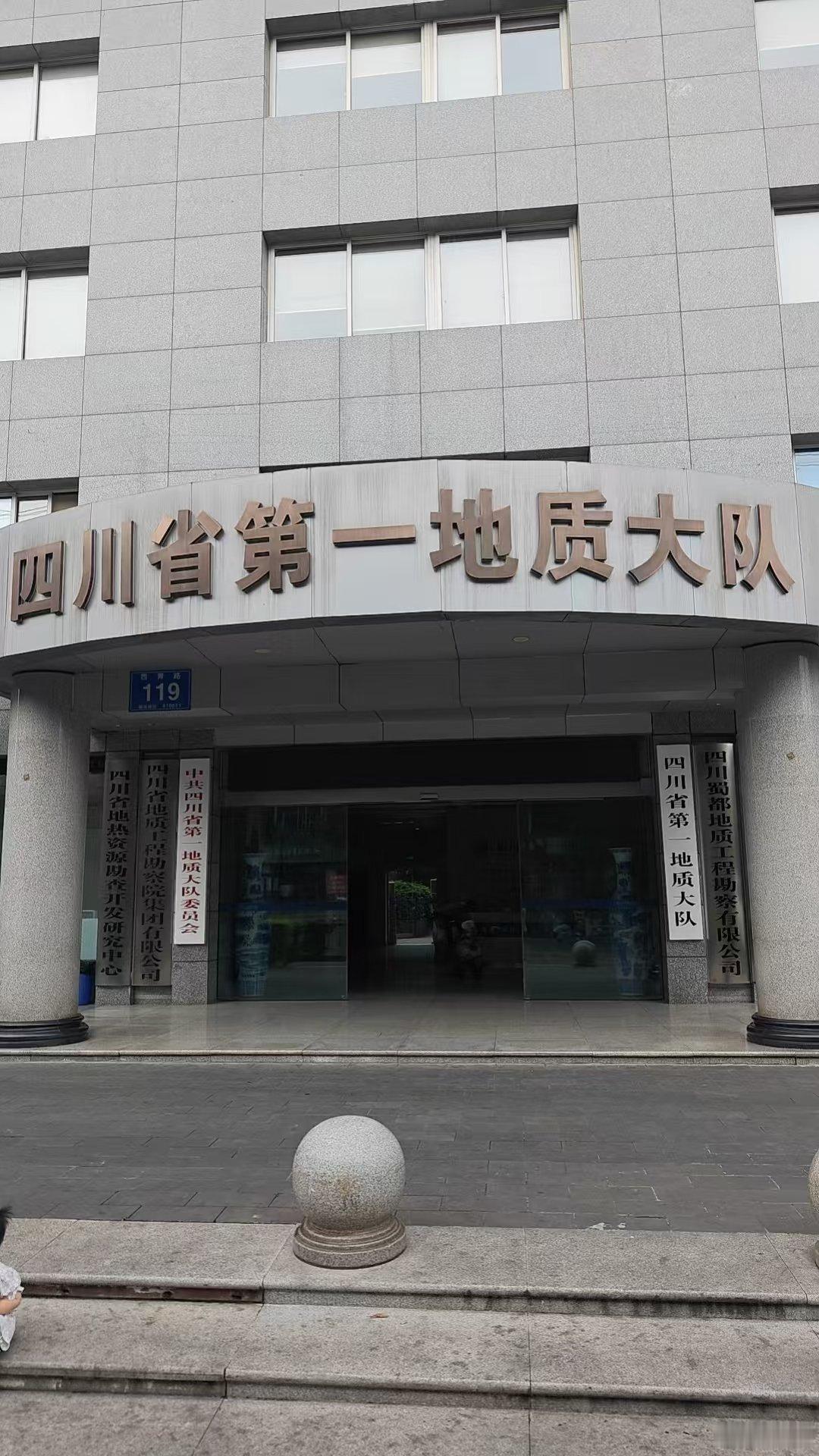 今天逛完菜市场突然想上厕所 但路边最近的公厕在维修 前面的还有点远 走着走着看到