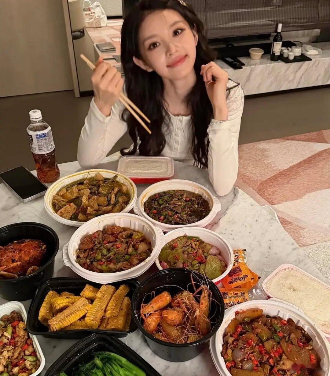 女明星居然一下子吃这么多饭菜的吗，娱乐圈都是不胖体质吗？ 