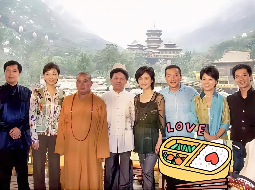 网上流传的一张释永信和社会名流的合影。照片里从左到右依次是舞蹈家梅帅元、主持人杨