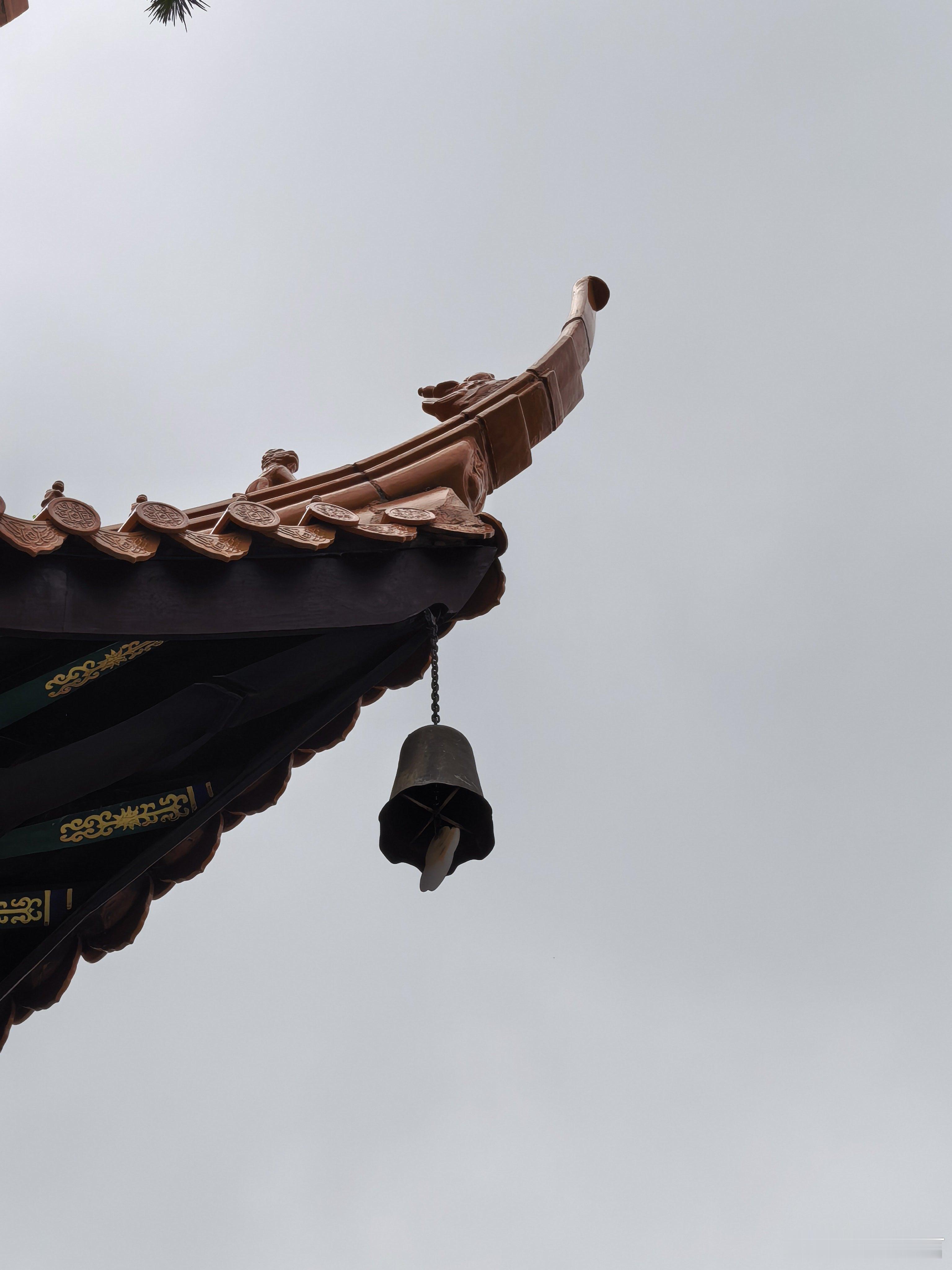 飞檐翘角，风铃轻响，一步一景尽是安然禅意，于喧嚣尘世寻一处静谧。 