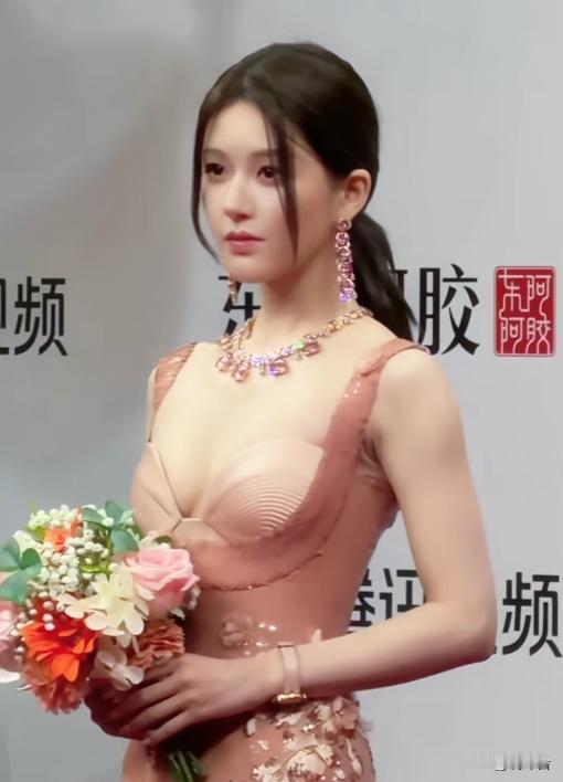 赵露思星光大赏红毯封神！浅蓝礼裙梦回许妍，解约后蜕变太绝😭
星光大赏红毯直播刚