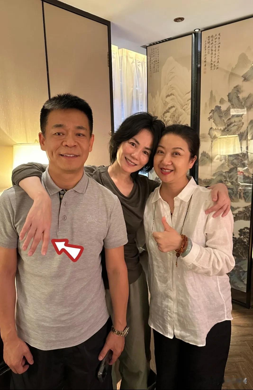 真不怪现在的明星都爱用精修图，生图确实会暴露真实样子。
网友晒和王菲、孙浩的合照