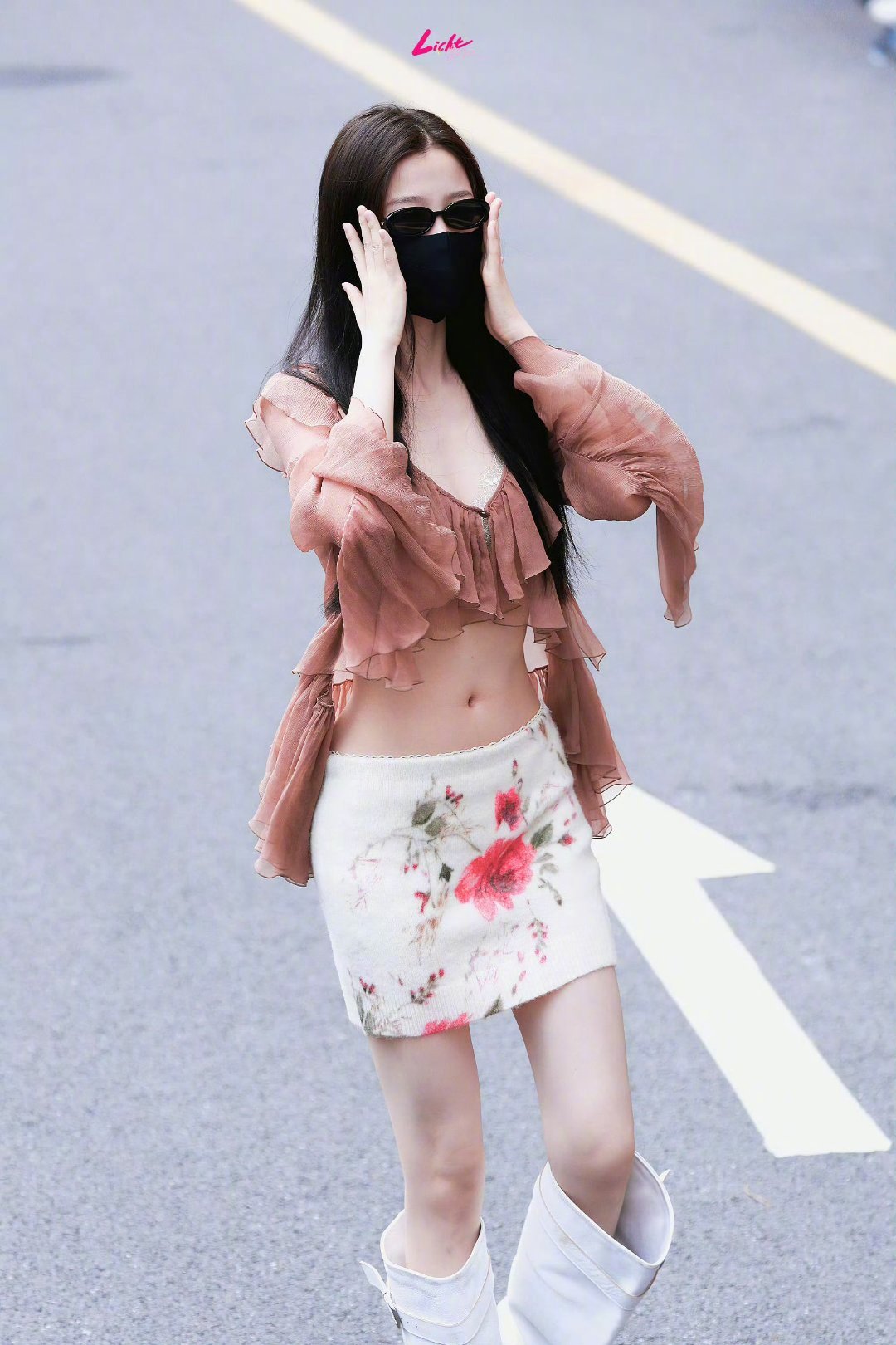虞书欣的名品腰曲线虞书欣私服穿搭太会拿捏！裸色荷叶边上衣配碎花短裙，又甜又辣，优