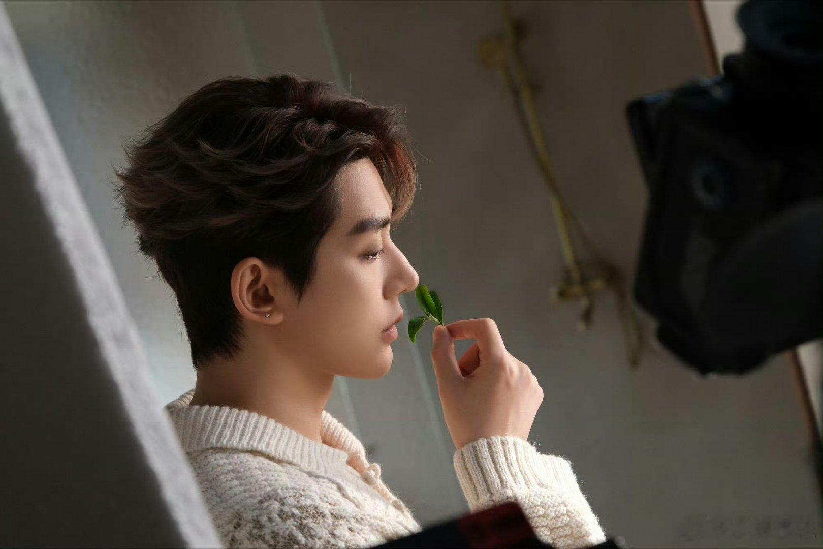 相关照片来五张邓为腰侧纹身意外曝光，低调又带点野性，和清冷气质形成反差，氛围感直