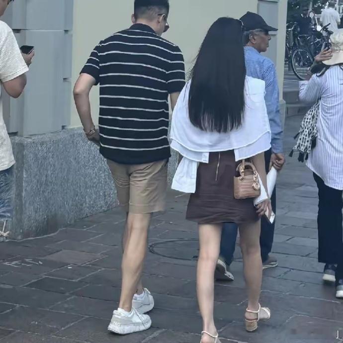 小梅这个包真的巨贵！汪总是真大方啊！  