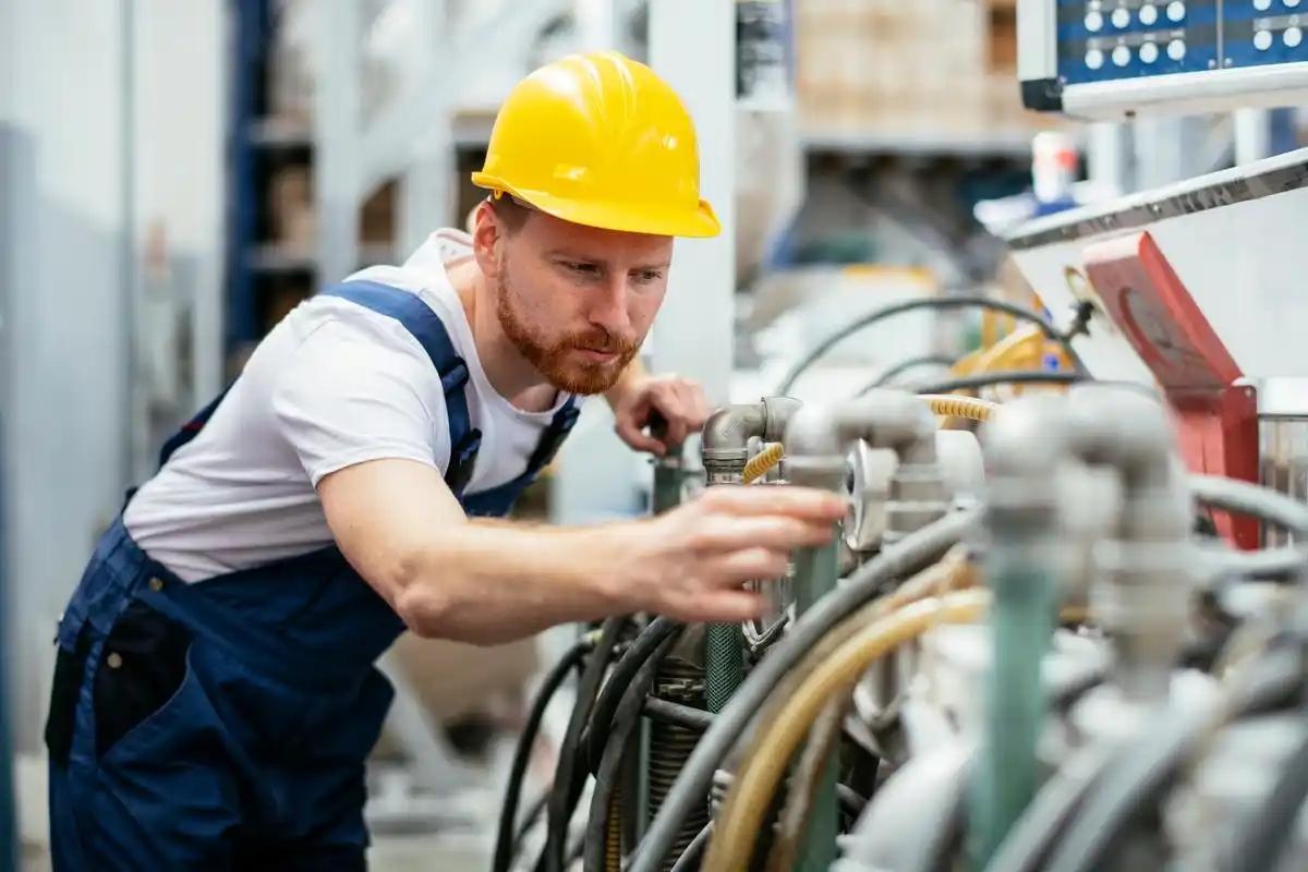 当前全球局势正处在剧烈变动阶段，二战后形成的国际规则和组织框架约束力明显下降，地