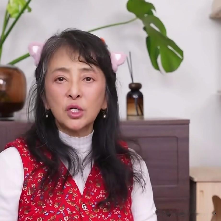 李勤勤最喜欢小动物了，但她也有烦心的时候，她说有的猫德不好，你把厕所收拾的干干净
