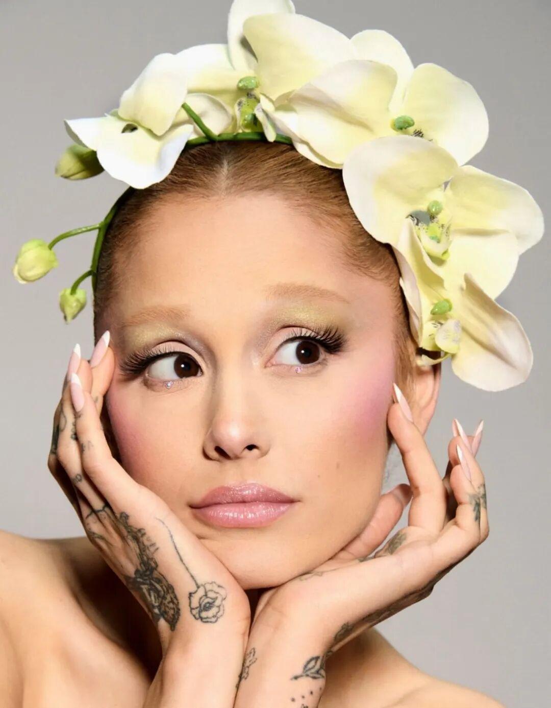 Ariana Grande最新释出的美妆大片以“零修图”策略打破行业常规，在社交
