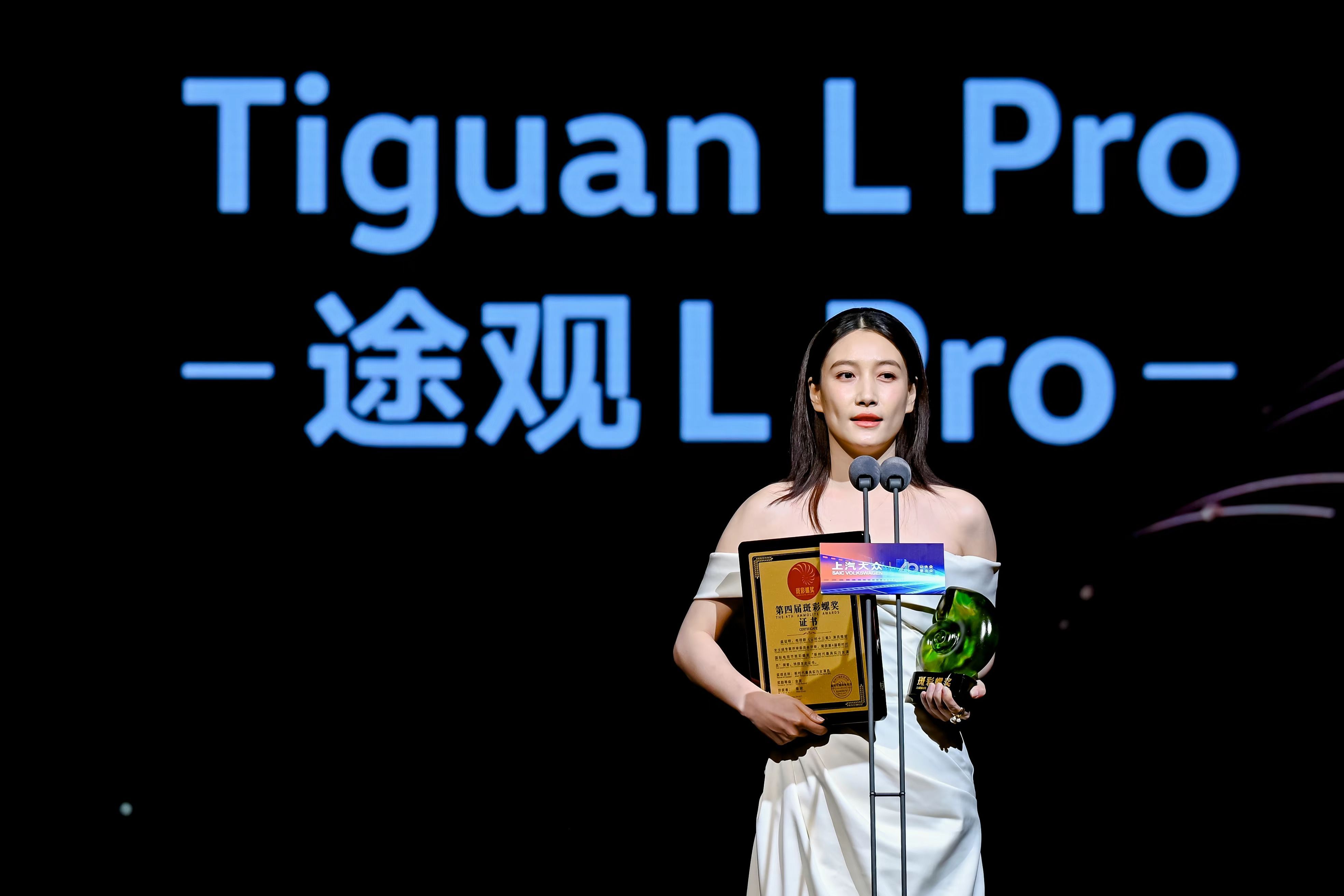 #第四届新时代国际电视节红毯# 新时代现代题材最佳演员：涂松岩《白色城堡》，新时