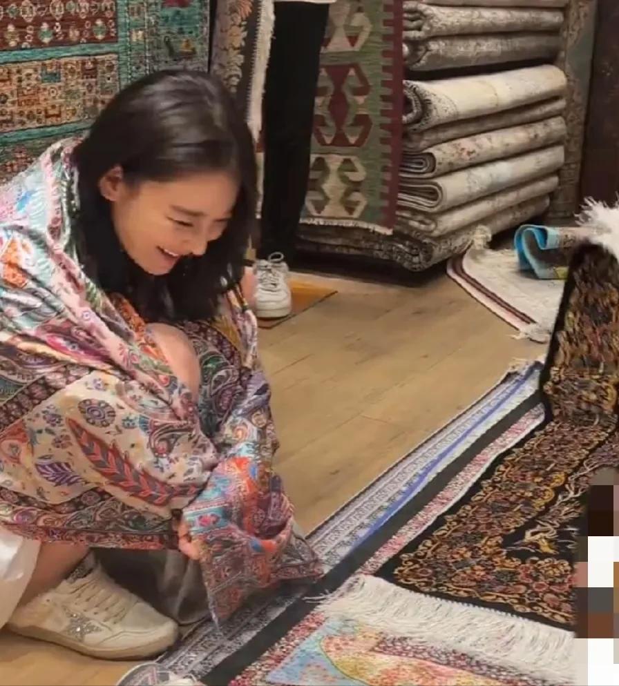 是缺钱吗？
知名女演员张馨予在土耳其旅游相中一块地毯，
直接席地而坐，和老板斗智