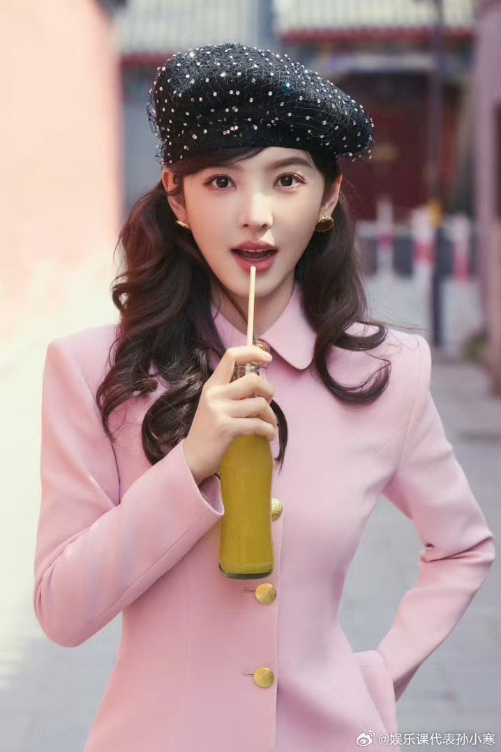 章若楠粉色套装我的妈呀，章若楠真的好绝啊！粉丝真的好有福啊，漂亮的发光的脸蛋啊！