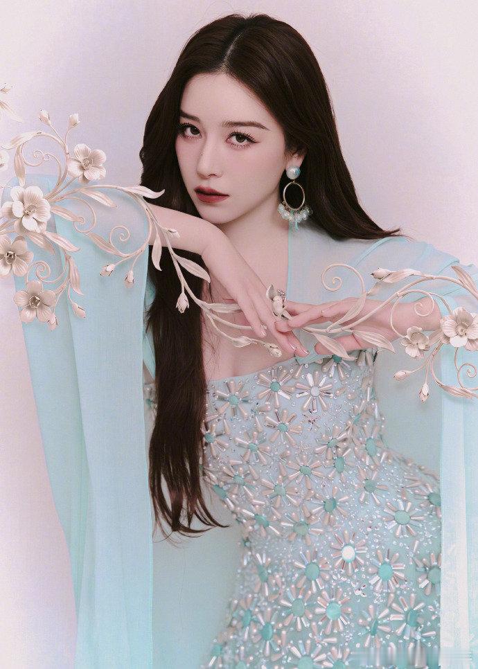 曝阚清子瘦了十几斤 浪姐舞台上的光芒还没散去，生活中又瘦又美亮相，清子这波事业和