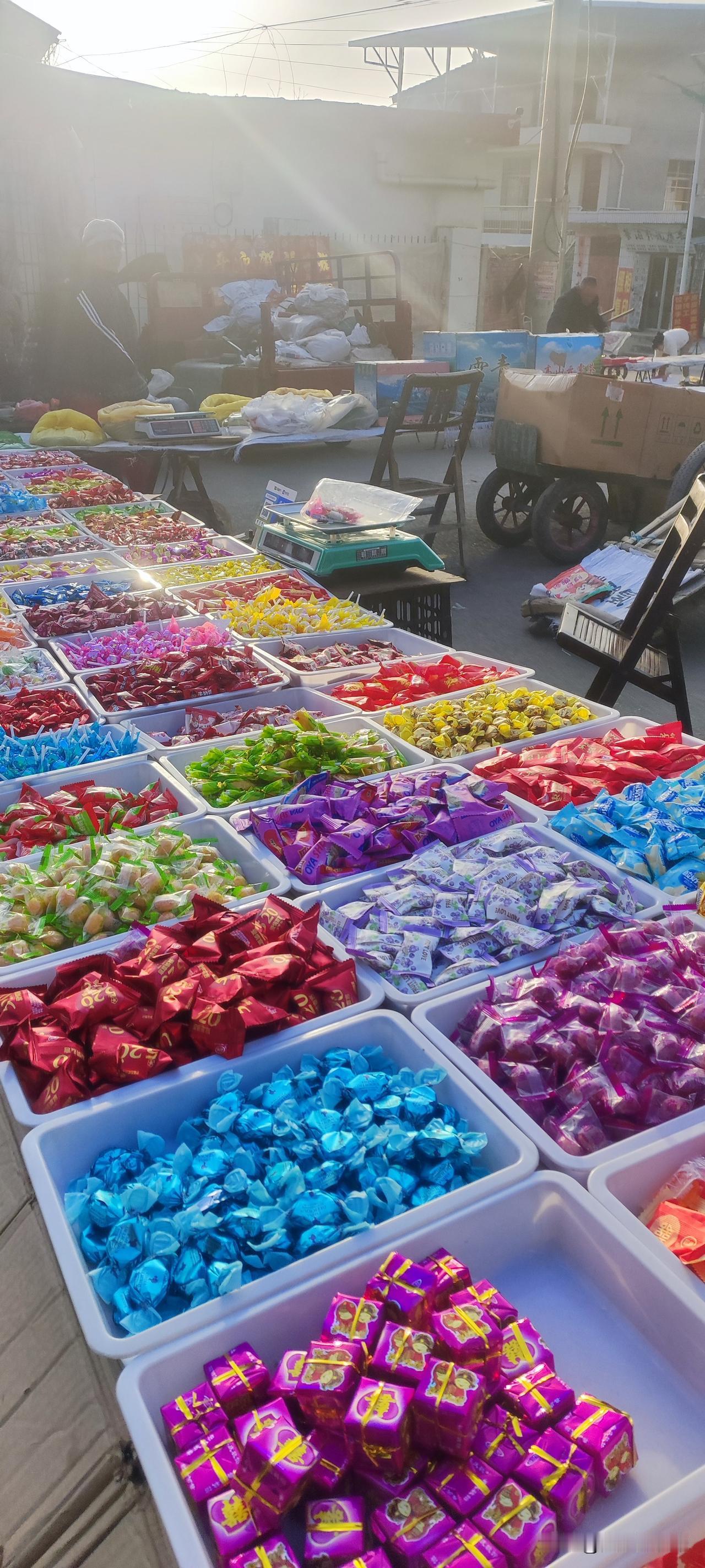 冬日生活打卡季小镇的农贸市场还有杂拌糖，就是好几样的糖混在一起，一个价儿，买了过