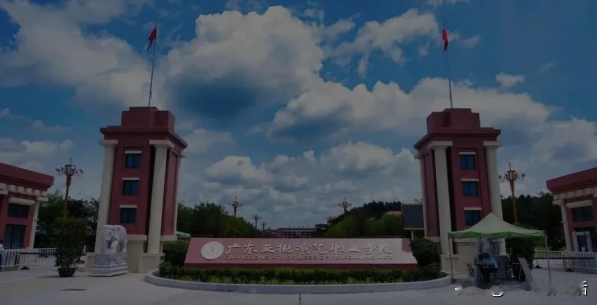 广东这个小县城彻底火了！谁能想到，一个在大学门口卖酸野的小摊，一晚上能赚一千多块