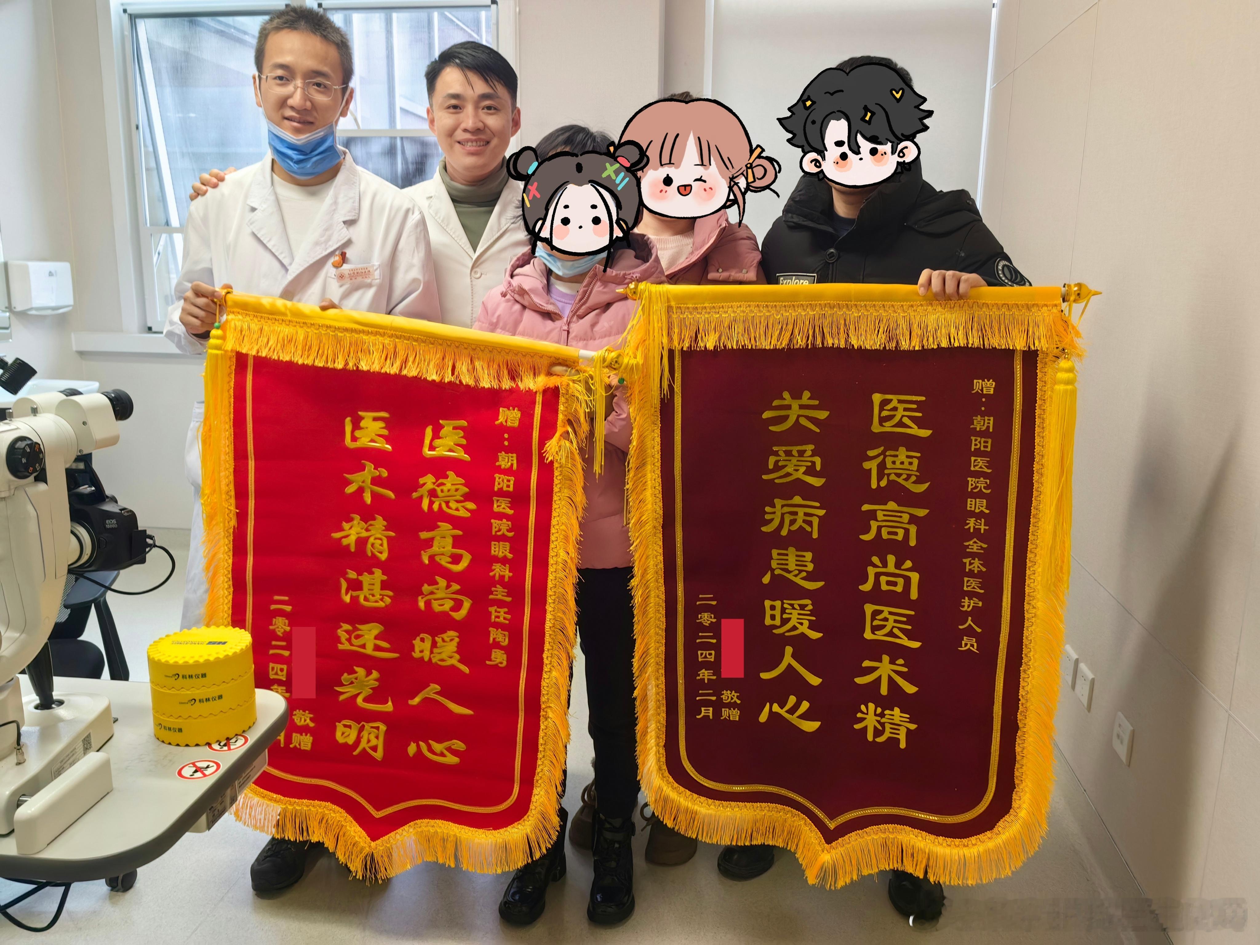 这几天科室收到两份礼物：一面锦旗，两床被子。锦旗是近期收治的一位患者送的；两床被