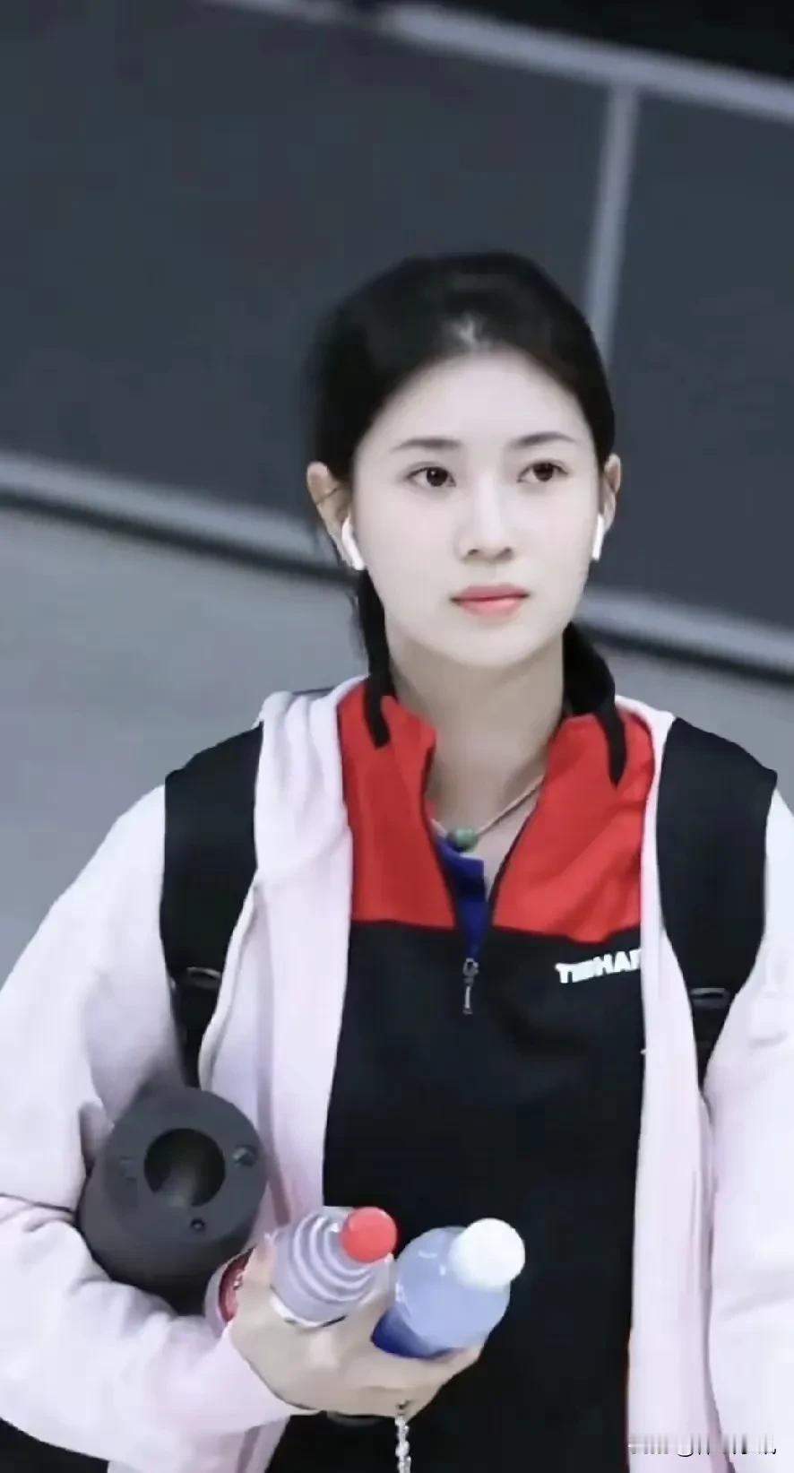 实话实说，王添艺，是现役国乒颜值担当，真的最漂亮的，应该没有人有意见，在我心目中