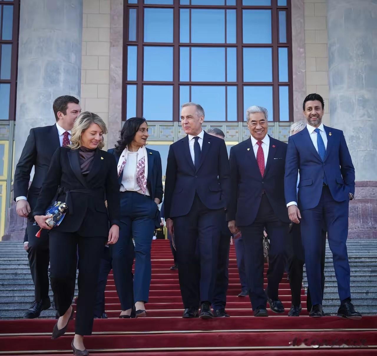 加拿大总理卡尼昨天（5日）宣布两件大事，都和中国有关。卡尼说，“在近期贸易紧张之