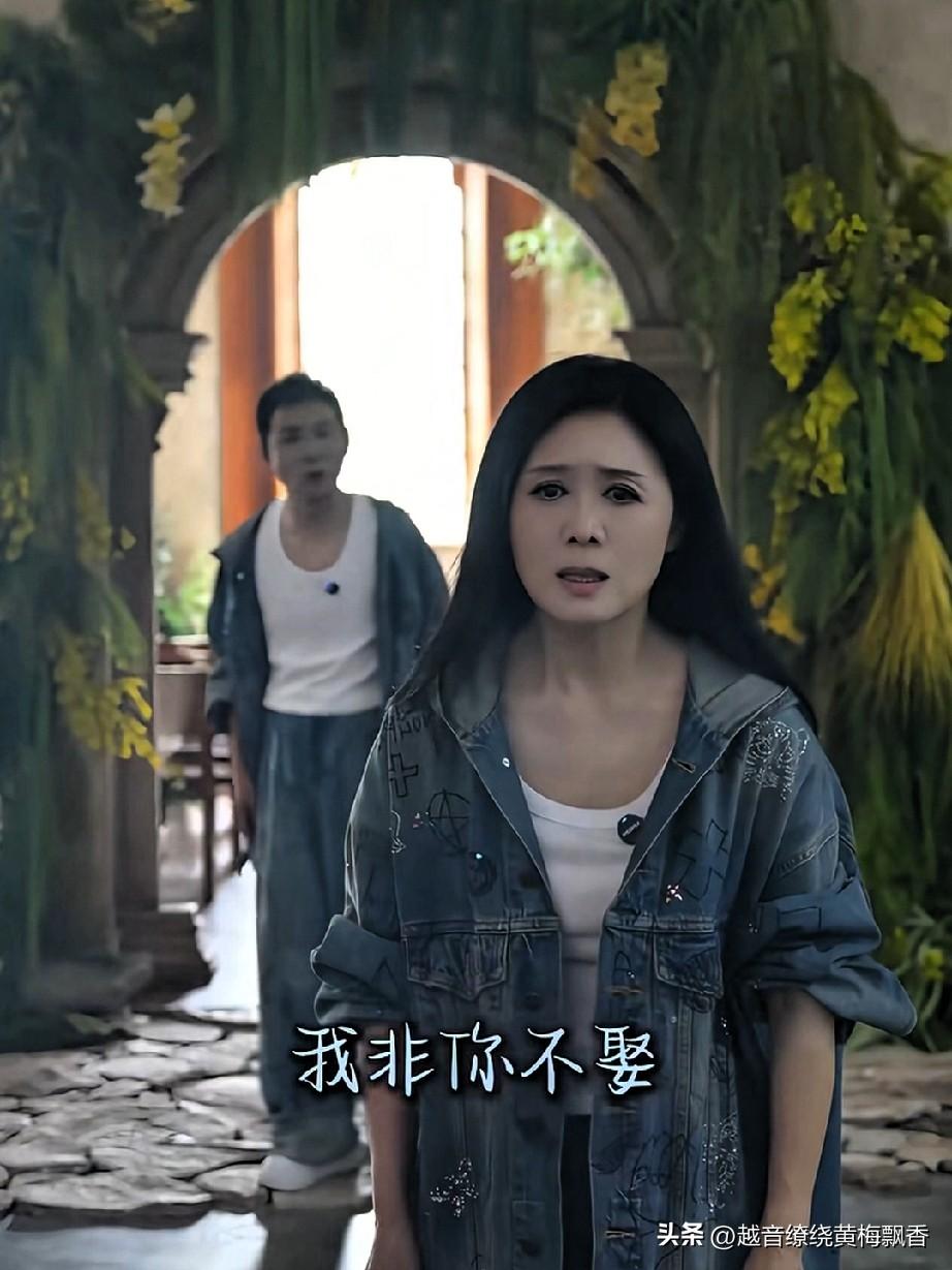 吴琼在视频中重现了她与阮巡的往昔。阮巡深情地说：“我不管旁人如何议论，我非你不娶