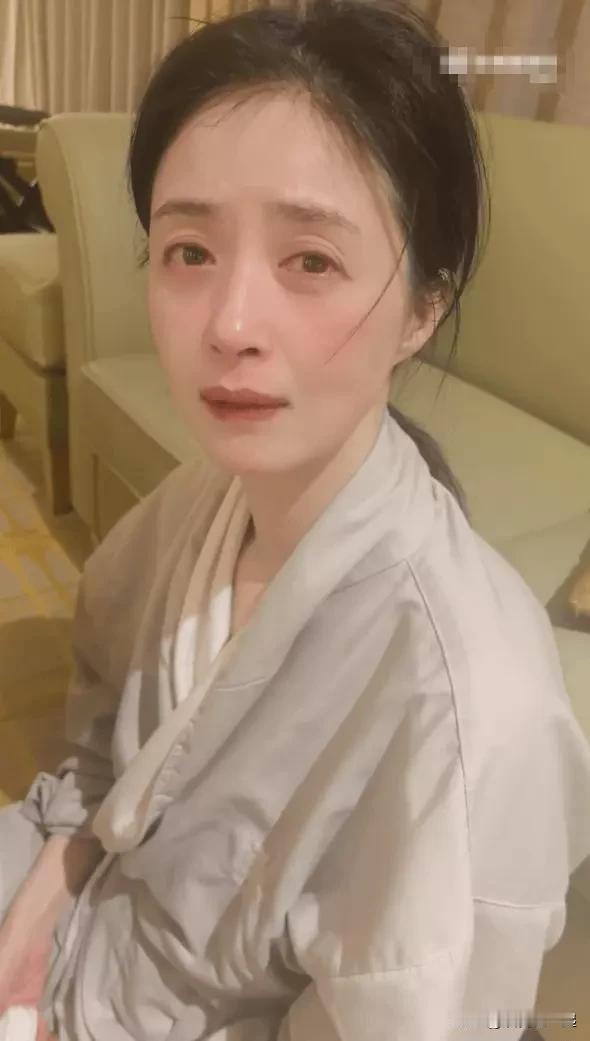 蒋欣减肥真是太拼了！5号她在社交平台更新视频，哭得双眼发红，又哭又笑的。她为了参
