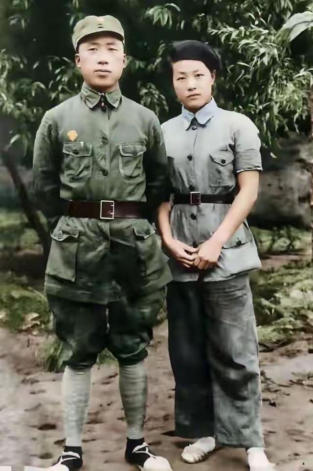 别划走！这张1939年的延安合影，左边是后来的开国元勋，右边是让敌人闻风丧胆的传