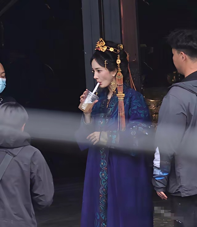 横店40度酷暑，杨幂片场顶着高温拍戏。 