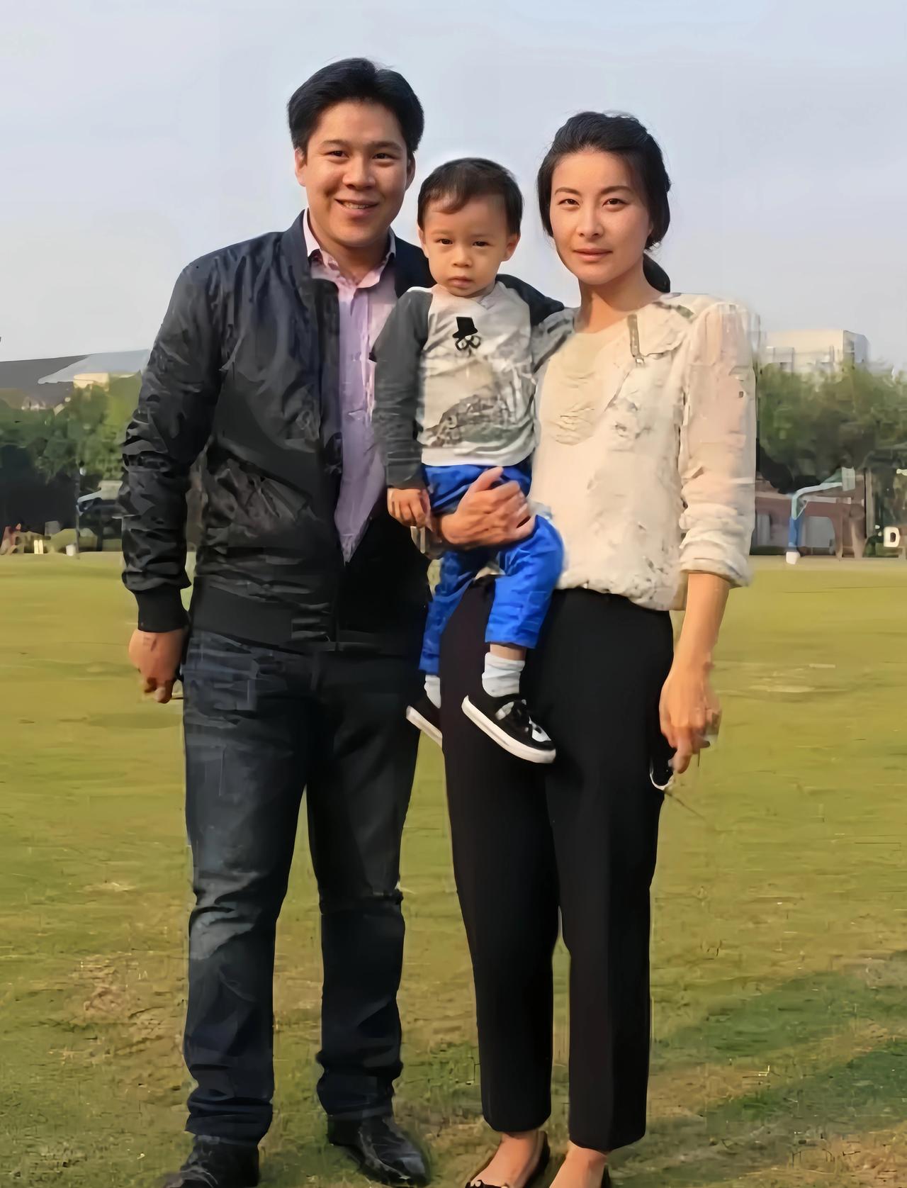 郭晶晶早年一家三口的合影，穿着朴素大方非常接地气，一点都不像富贵人家！
她穿白衬