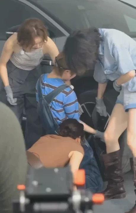李宇春换轮胎到底还有什么是李宇春不会的啊，这段换轮胎看的好爽还有什么是李宇春不会